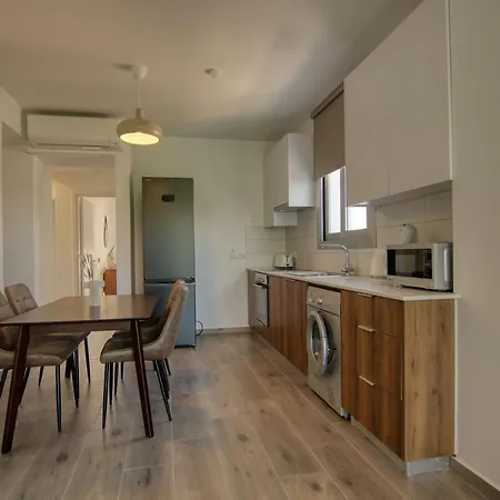 Phaedrus Living Coral Aura Apartman Lárnaka